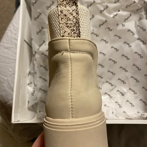 NEW Qupid Renley lug booties stone nubuck in size 5 - Picture 4 of 6